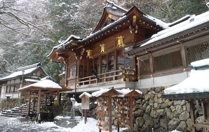 11時頃でも貴船神社（きふねじんじゃ）では雪が降っています