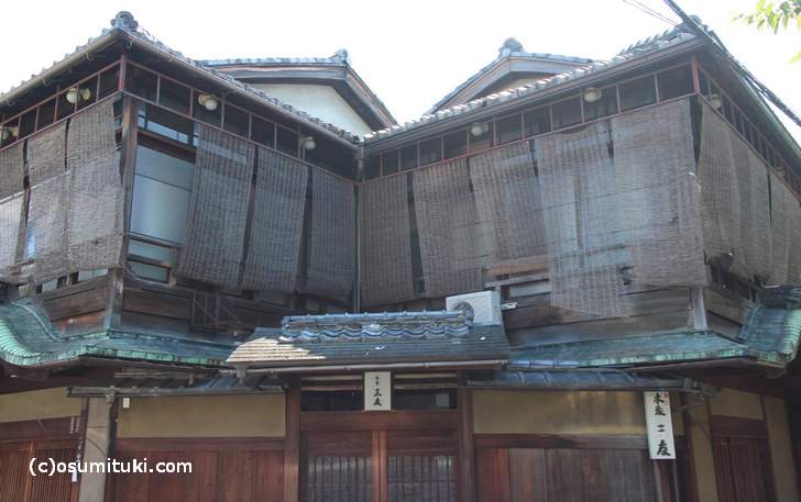 すぐ近くに歴史的な建物「本家 三友」があります