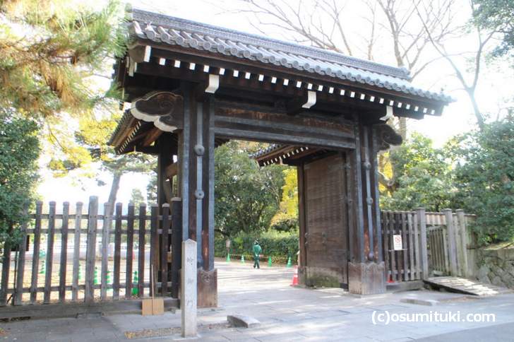 京都御苑の蛤御門には幕末の弾痕が残っています