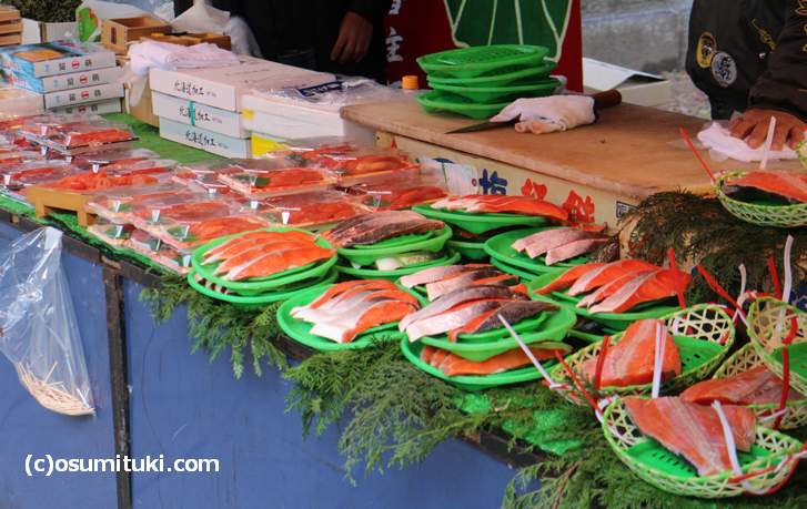 年取り魚の鮭やおせち料理のカズノコも売られています