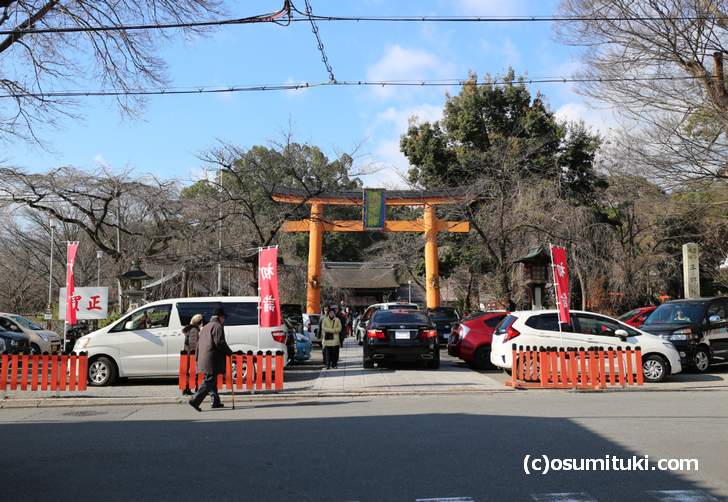 1月1日（元旦）の平野神社前の写真、さほど混雑はしていません