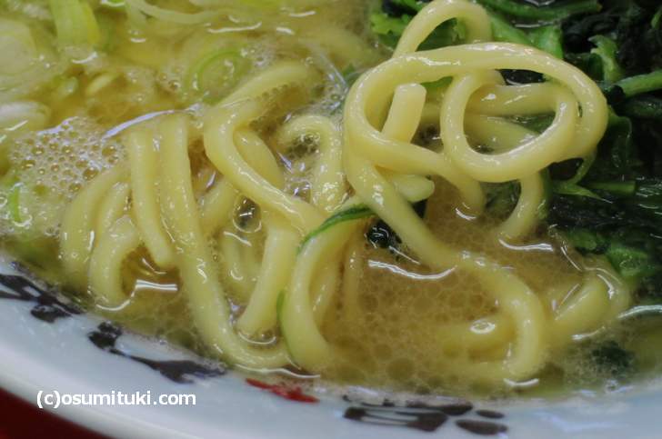 太麺でやや平たい家系らしい麺