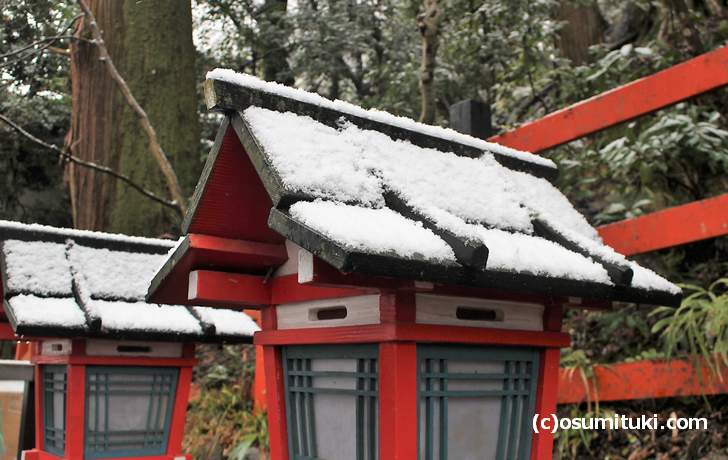 貴船神社(きふねじんじゃ)の灯篭に1㎝ほどの積雪(2017年12月27日撮影)