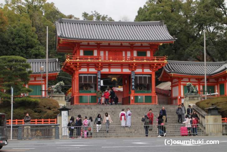 八坂神社・西楼門、大晦日23時頃から近寄ることすらできません