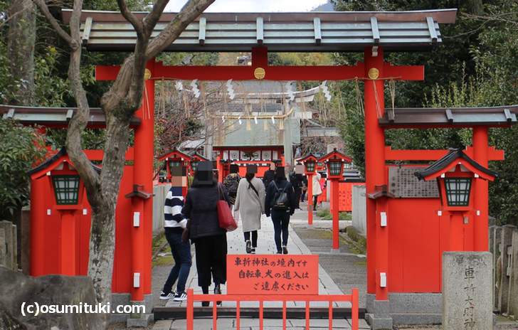 車折神社の参道、元旦日中は本殿までの行列ができる