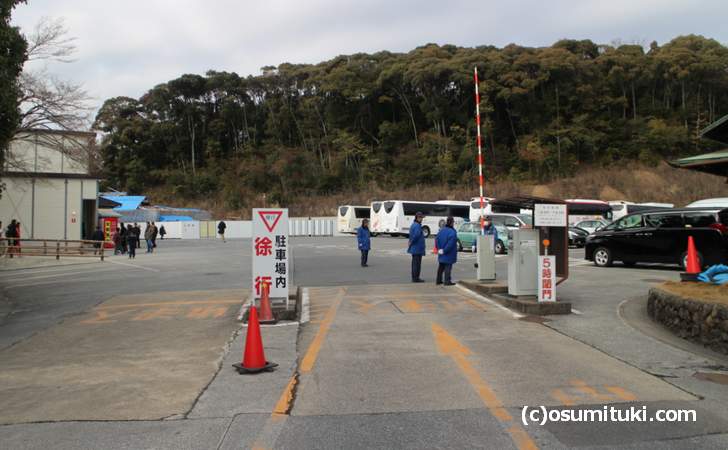 金閣寺には駐車場がありますが元旦正月は外まで待ちの車列ができます