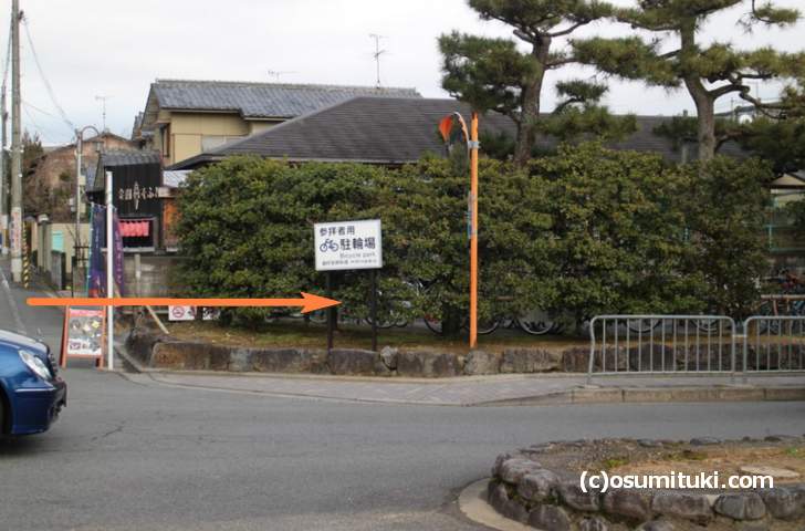 自転車駐輪場は無料で金閣寺道の途中にあります
