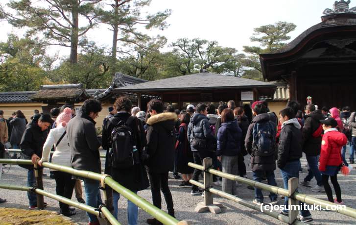 金閣寺の庭園に入るチケット売り場の混雑状況