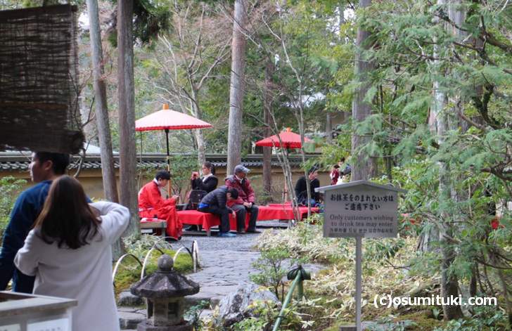 金閣寺の庭園の出口にある野点(お抹茶とお菓子)