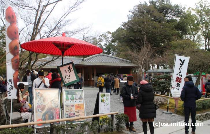 鹿苑寺売店ではソフトクリームやみたらし団子などが売られています
