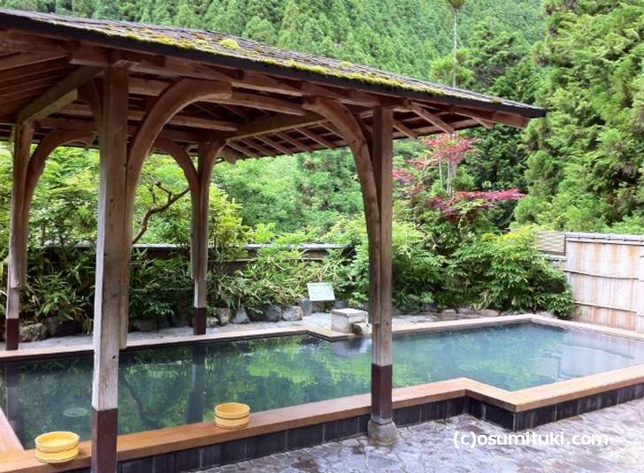 露天風呂は鞍馬の山を眺めながら入浴できます