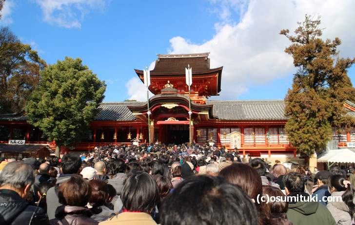 京都の石清水八幡宮の本殿前はものすごい人だかりでした（1月1日撮影）