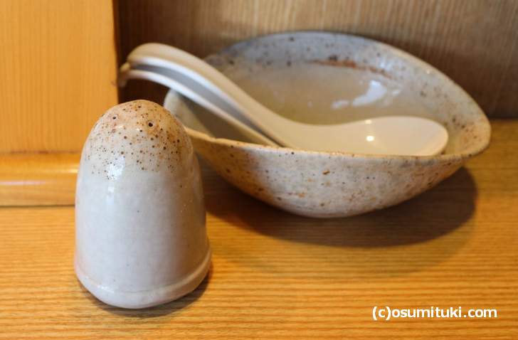 卓上の調味料は「コショウ」のみ