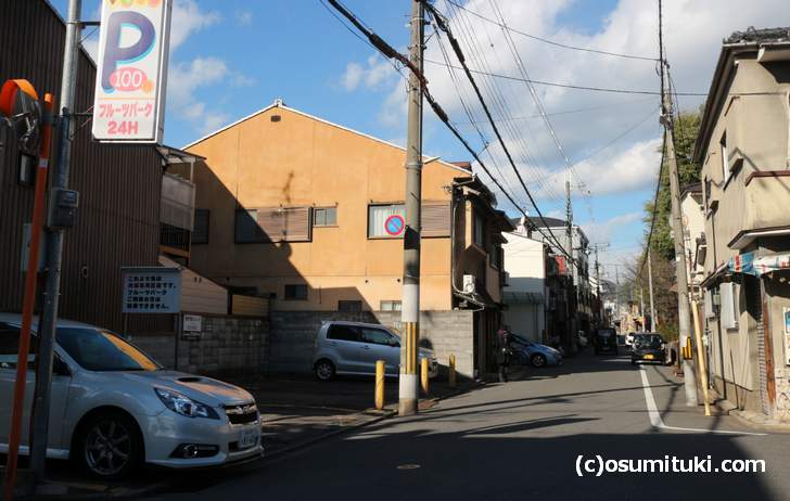 一番近いのは「フルーツパーク円町」というパーキング