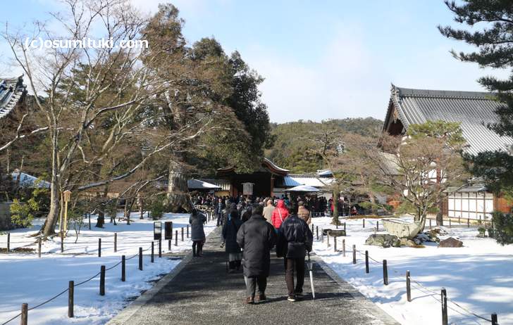 金閣寺は積雪4cmほどでしたが10時前には溶けました（2018年1月25日10時撮影）