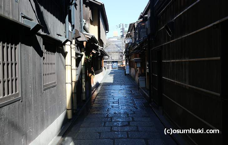 「祇園麺処むらじ」さん前は、京都らしい雰囲気の町並みの中にあります