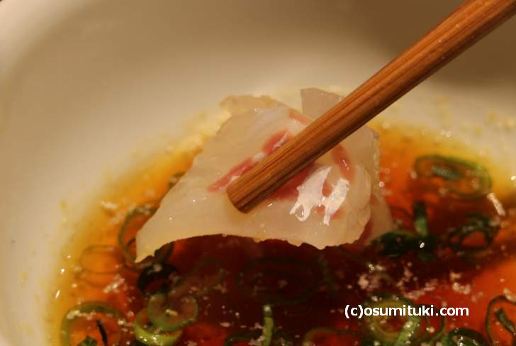 出汁醤油に真鯛のお刺身をつけてご飯にのせていきます