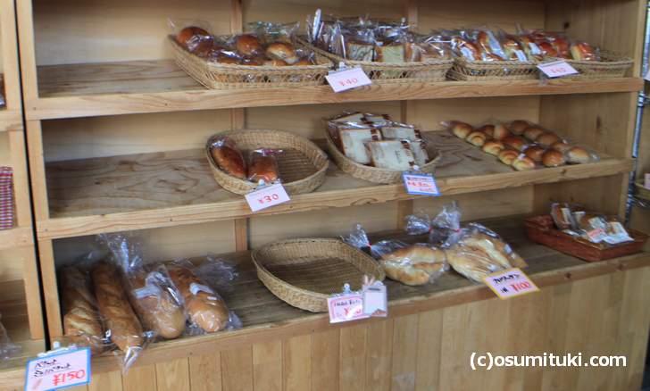 給食で食べるようなパンが30円～40円で売られています