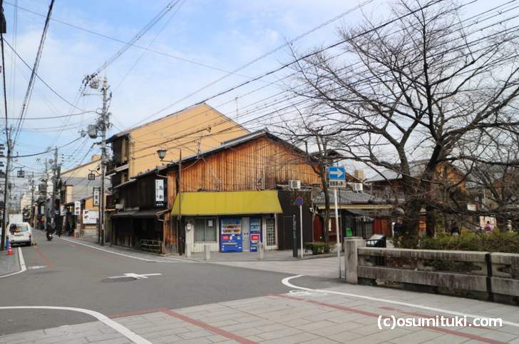 京都「縄手通」から祇園白川に入る所に「明治時代からある親子丼」のお店があります