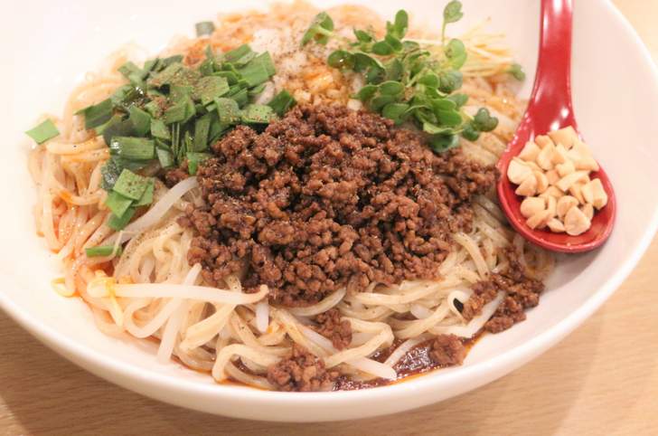 甘いミンチと麻辣醤をベースにしたタレで全粒粉の太麺を和えて食べます