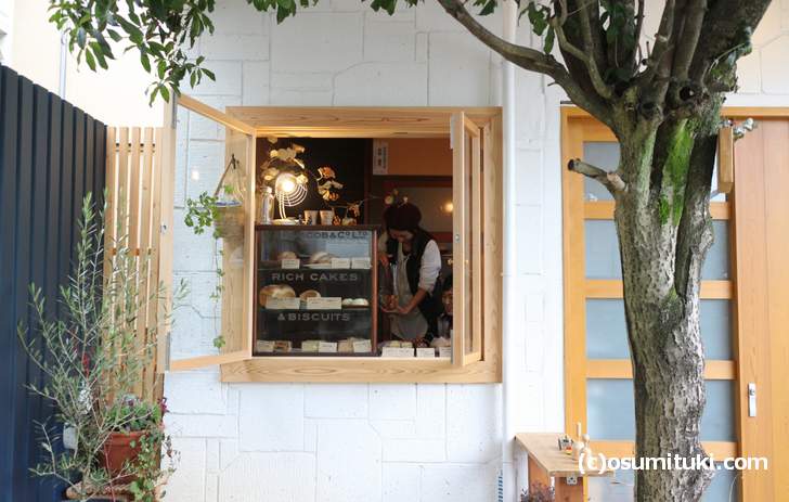 とてもステキな小窓で売られる天然酵母のパン屋さん