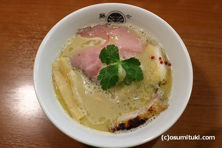 材料にこだわった鶏白湯らぁ麺プレミアム