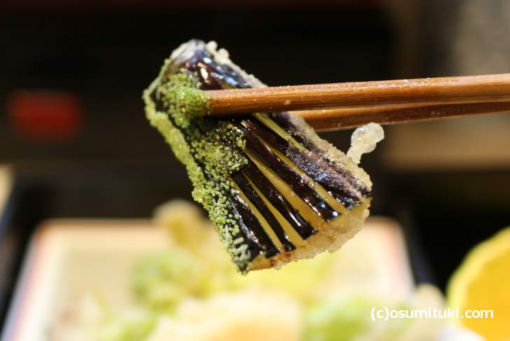 抹茶塩でナスの天ぷらをいただきます