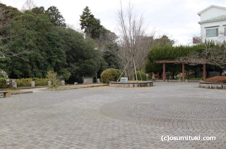 南郷公園、JR山陰本線「亀岡駅」からまっすぐ南へ行くとあります