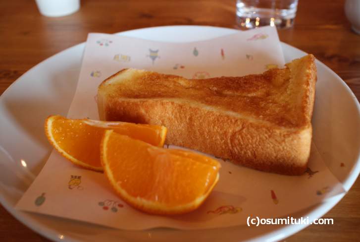 ふわふわトーストにオレンジ（パンは1個食べました）