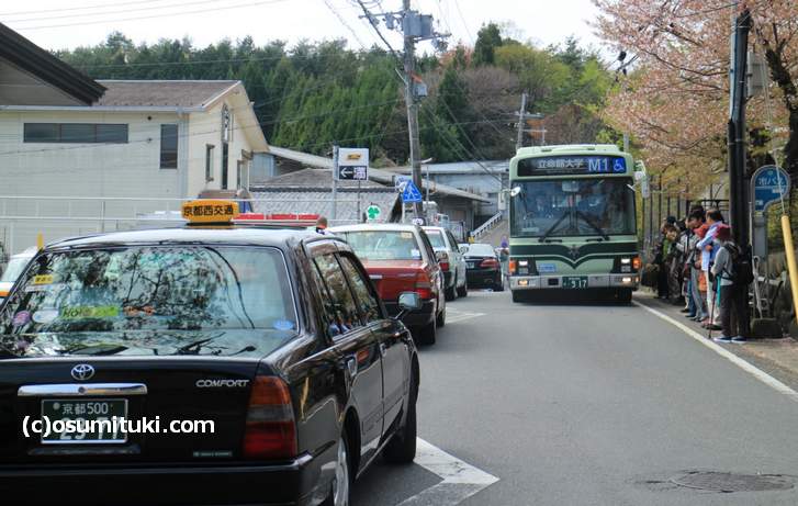 前の道が常に渋滞しています(2018年4月5日撮影)