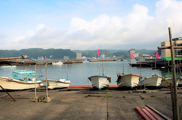 千葉県勝浦市 川津港で春のヒラマサ釣りの撮影ロケが行われました(写真は勝浦港)
