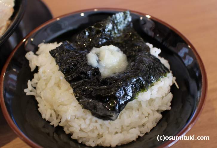 ごはん(小)100円に海苔とニンニクおろし