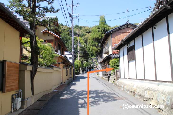 銀閣寺参道を入らず左へ行くと「八神社」があるので、それを右折すると大文字山登山口です