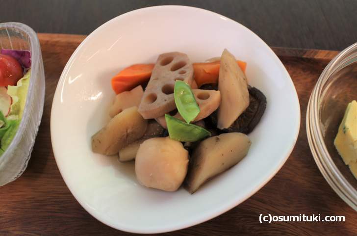 レンコン・人参・ごぼう・じゃがいも・椎茸など根菜の煮物
