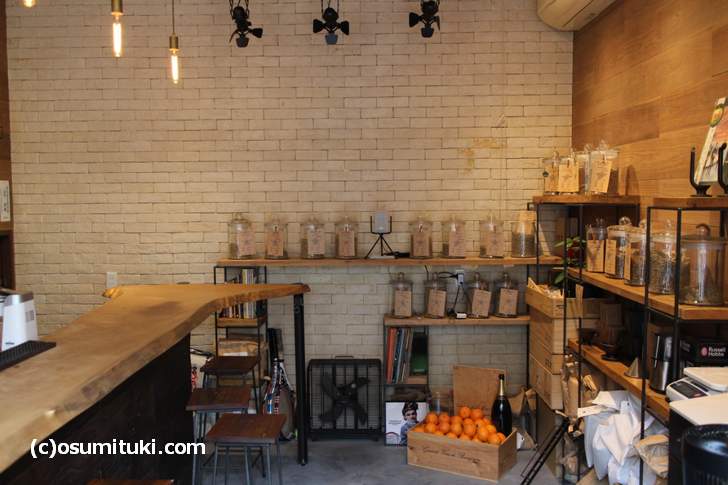 西院にあるカフェ「西院ROASTING FACTORY」さん、生豆を焙煎する工房でもあります