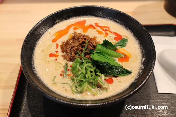 特濃胡麻白麺（780円）は胡麻ペーストを大量に使った特濃タイプ