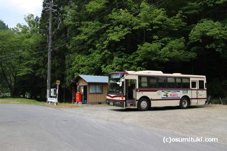 京都バス・花背線の終着「広河原バス停」で停車中の京都バス32系統