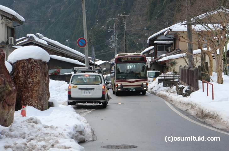 京都バス花背線は山間部の離合困難路線を走り、冬には雪が多い（十王橋バス停付近）