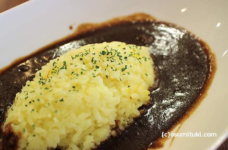 コク深いカレーに本物のサフランライスでいただきます
