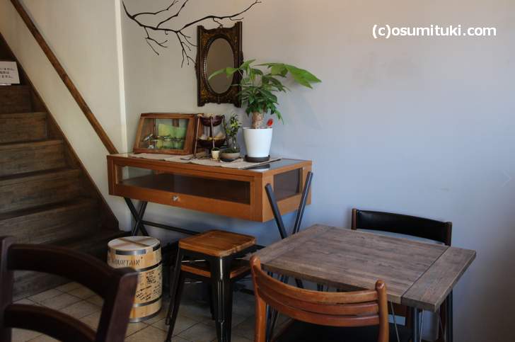 京都珈道（CODOU）店内、灰色に近い水色にニス塗り家具でデザインされていました