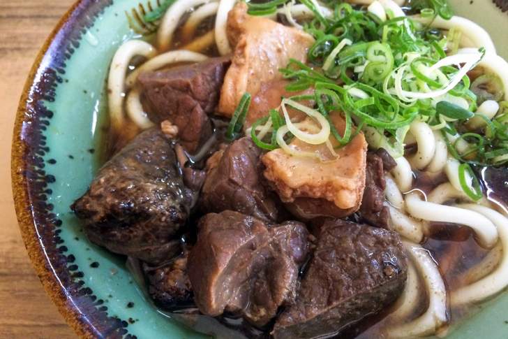 西成名物「ホルモンうどん」