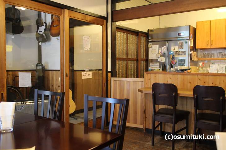 京町家を改装した開放的な店内（喫茶 SANS-SOUCI）
