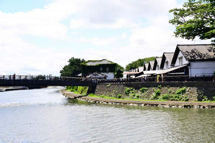 酒田港から北前船まで、米の品質をいかに保つかを考えて設計された「山居倉庫」