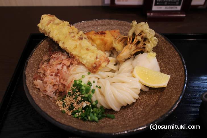 ちくわ、かしわ、舞茸の天ぷらが絶品の「ぶっかけうどん」(うどん馳走 山石土平)