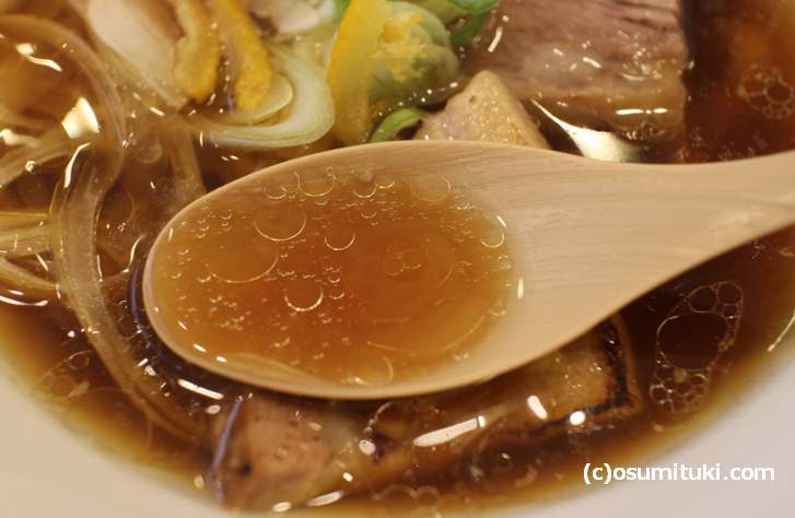 スープは「純系名古屋コーチン丸鶏、阿波産尾鶏ガラ」に和風出汁を合わせたもの