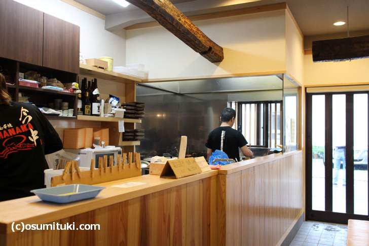 明石玉子焼の専門店「今中（いまなか）」、元お寿司屋さんなので本当はもっと広いです