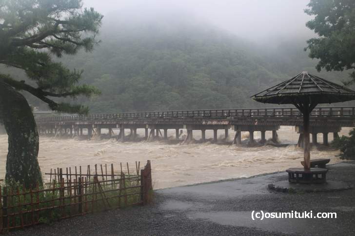 京都・嵐山の渡月橋、濁流の様子（2018年7月6日12時22分撮影）