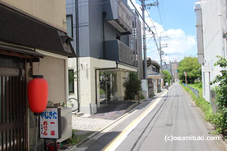 京都・東九条にある「HOTEL SHE, KYOTO」細い道に面しています