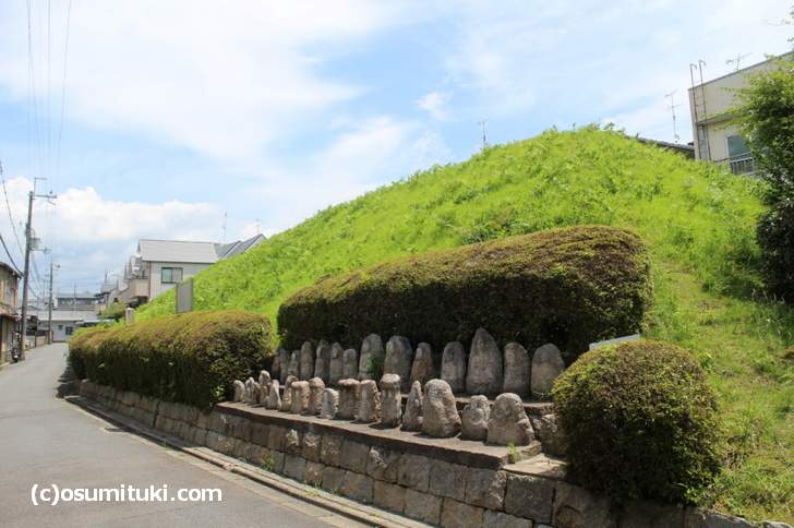 小玉紫泉工房の前には「御土居(おどい)」が残っています