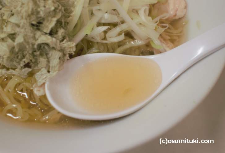 スープには3年熟成させた最高級昆布「利尻昆布」を使用